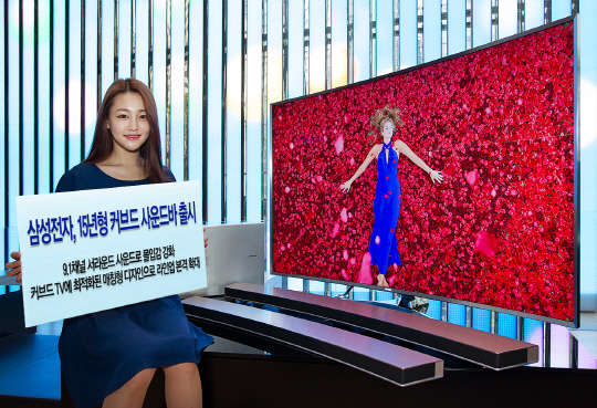 삼성전자가 2015년형 삼성 커브드 사운드바 'HW-J8501' 사전 예약판매를 9일부터 시작한다. 사진은 삼성전자 모델이 서초동 삼성전자 딜라이트에서 신제품 커브드 사운드바를 소개하는 모습. <삼성전자 제공>